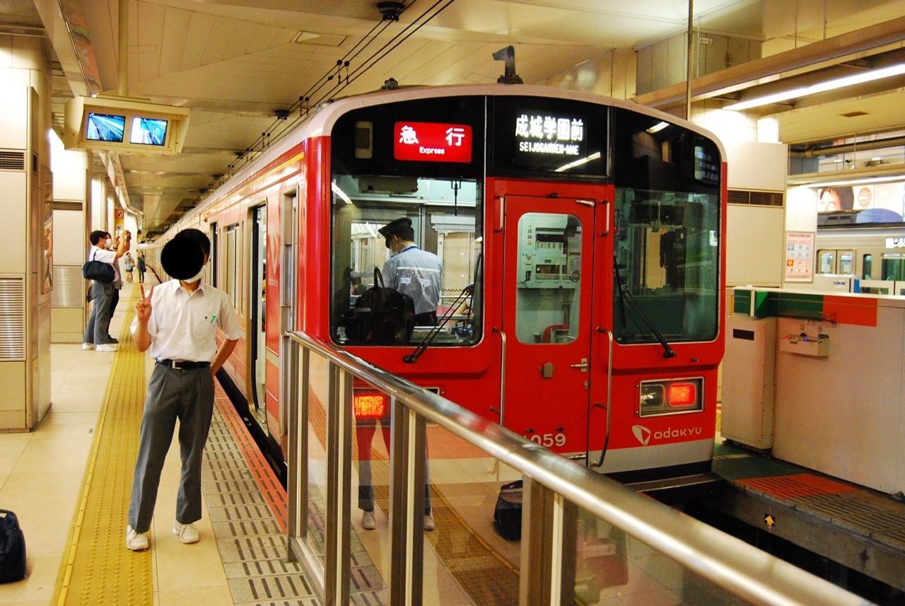 鉄道スケッチ】乗るなら今でしょ！「赤い小田急電車」が新宿へ