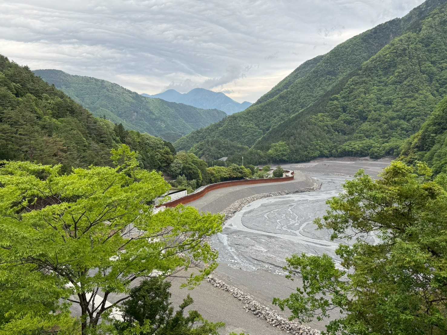奥山梨・早川河原野営場（公営無料モデル）のサイト風景