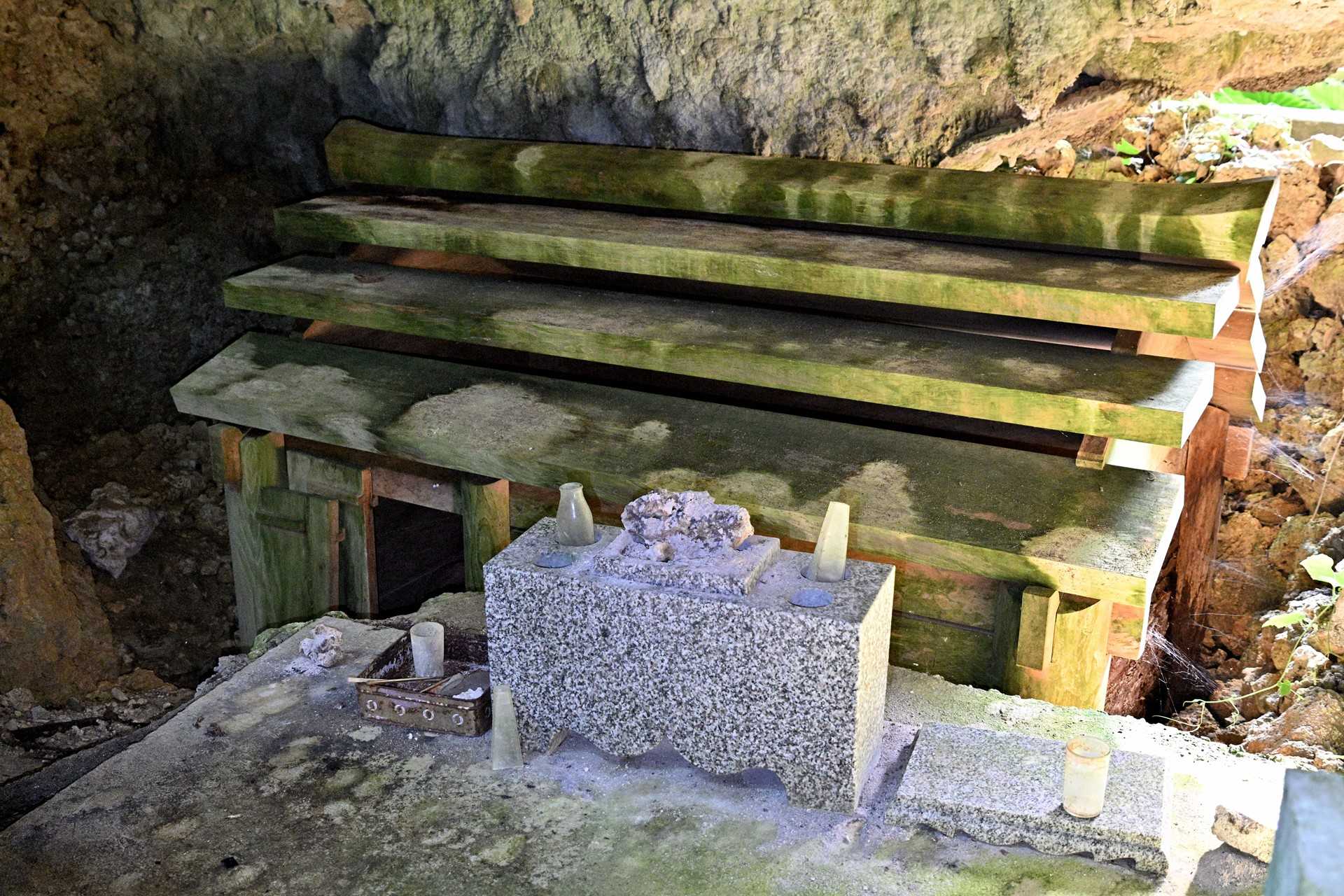 沖縄県宜野座村漢那 漢那ウェーヌアタイ木製家型墓 | gawa保管庫