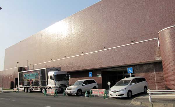 2 釧路市民文化会館とツアートラック 1704 1.JPG