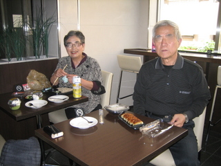 昼食を取る兄夫婦
