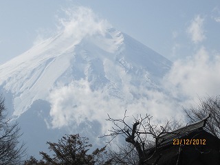 雪化粧の雲のかかった富士山