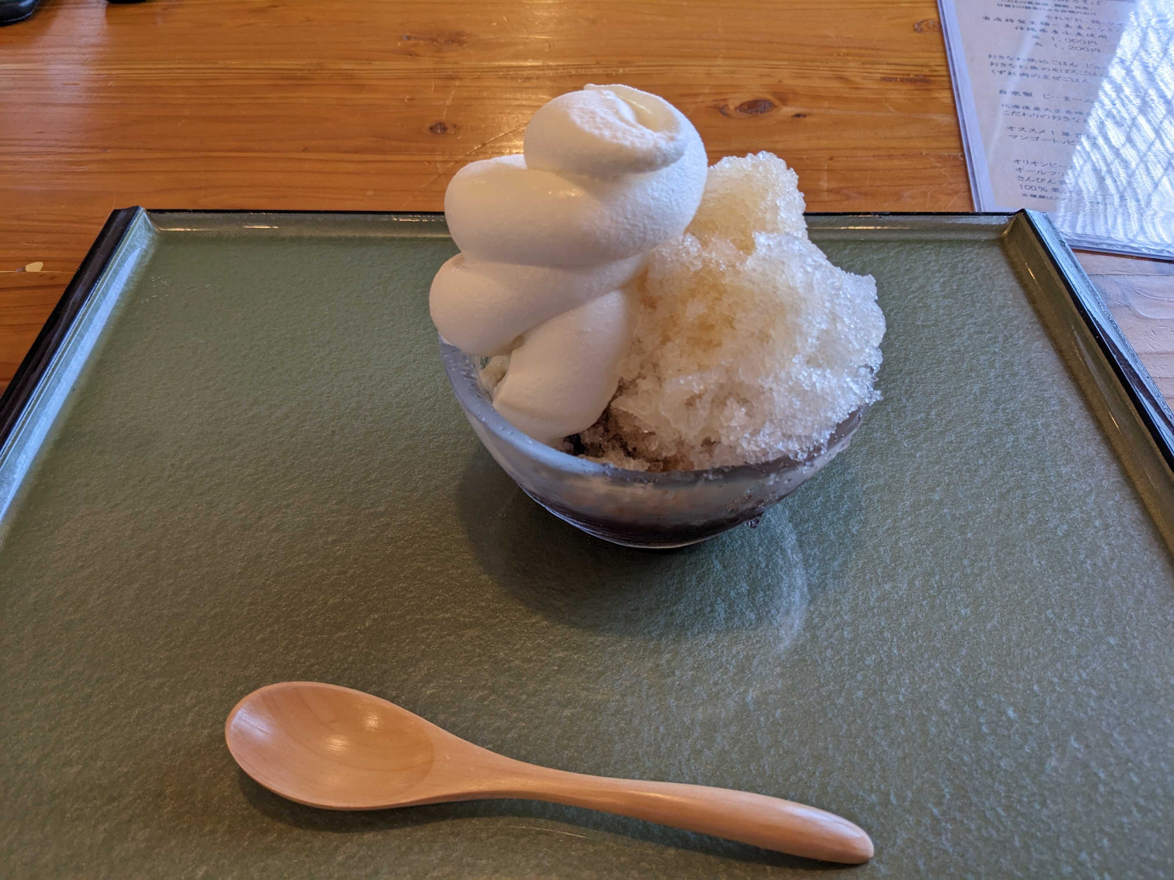 うるま市カフェTODAYS SOFT SERVE　沖縄ぜんざいにソフトクリームトッピング