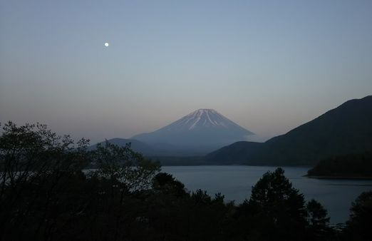 月と富士山と本栖湖