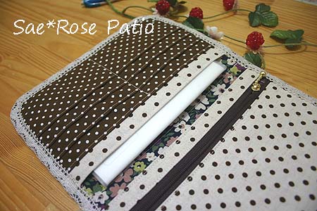 手帳ケース　茶×白ドット　手帳を入れて