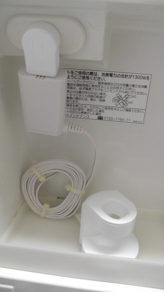 結束バンドでケーブルをまとめる