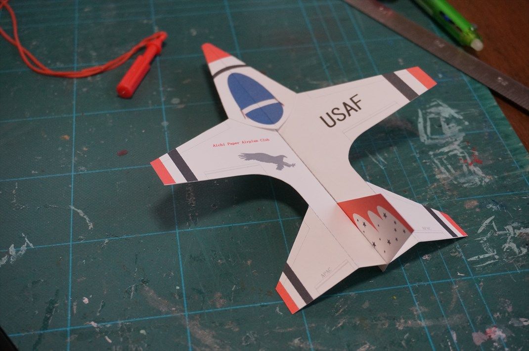 公園で飛ばすために紙飛行機を２つ作りました ヨッシイのブログ 楽天ブログ