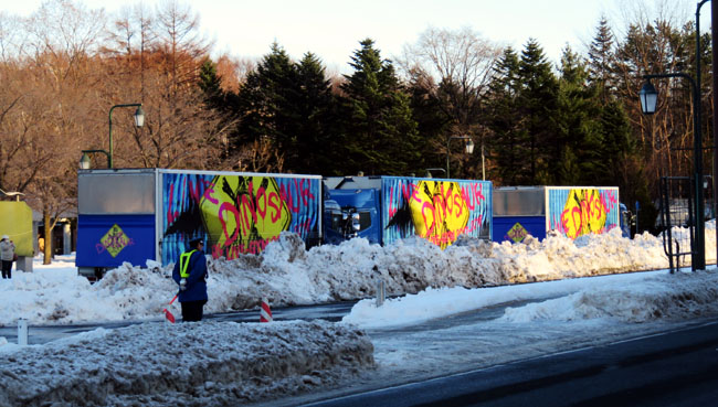 23 札幌 ツアートラック 初日 3台.JPG