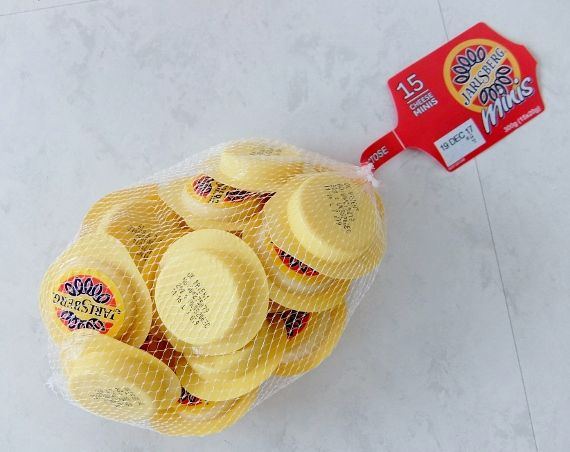 コストコ　Jarlsberg Mini 300　888円也　JARLSBERG ヤールスパーグ ミニスナッキングチーズ