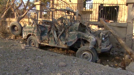空爆で破壊された車両。シリア国内では依然として衝突が続いている.jpg