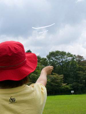 紙飛行機とばす