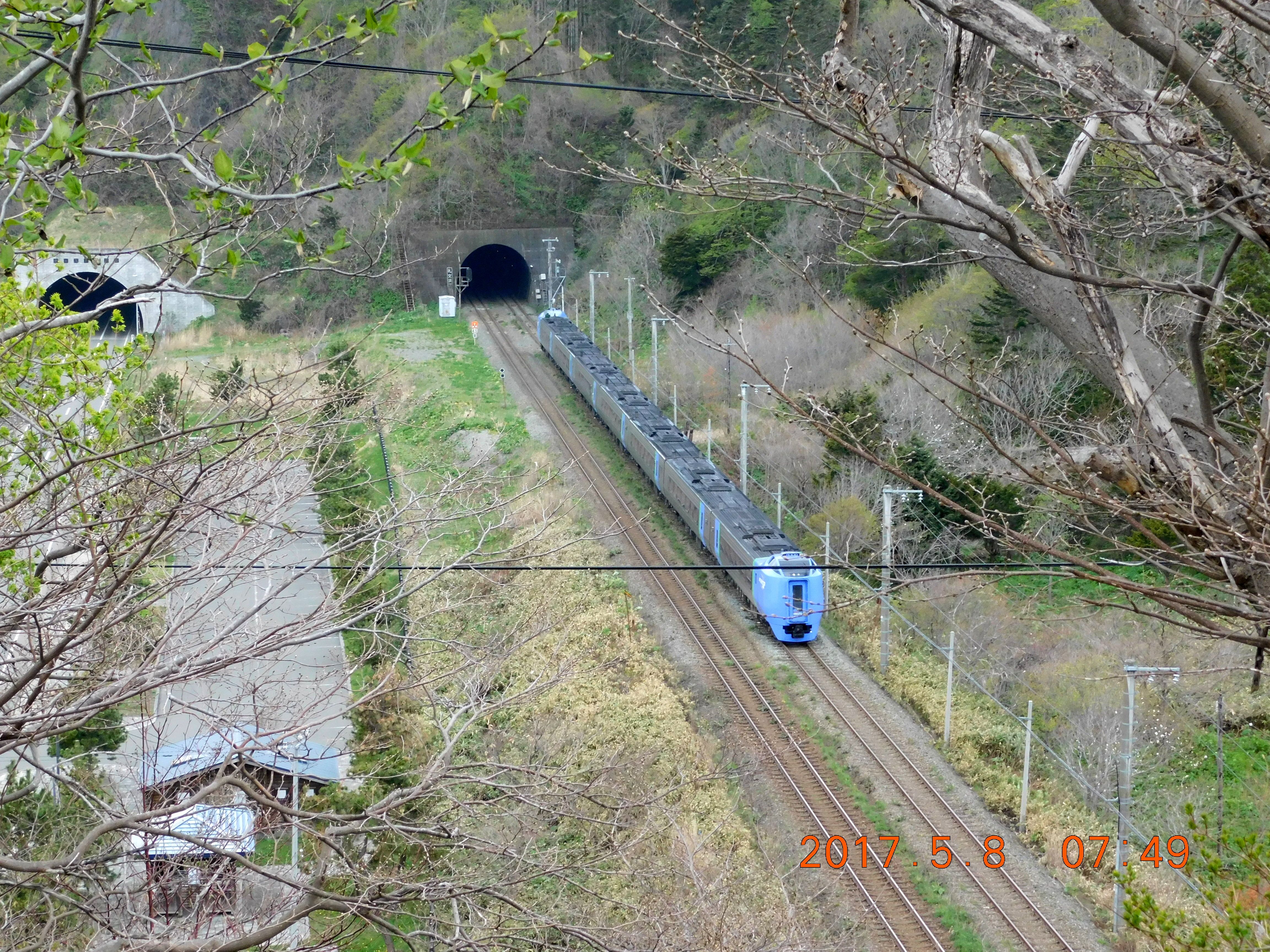 ドンピシャリ 大岸駅での離合 スーパー北斗１ ２号 5月8日 月 一日一電 楽天ブログ