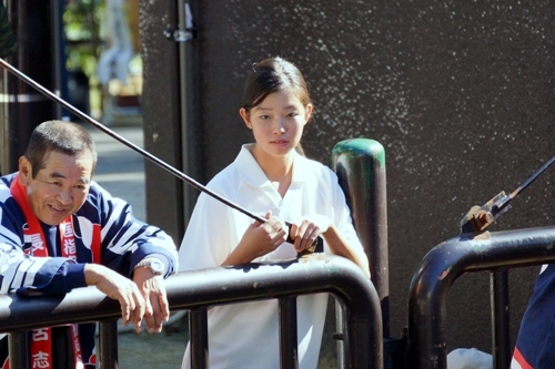 女性牛持ち