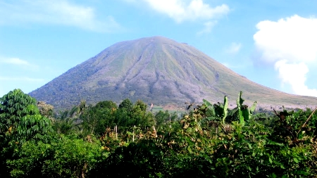 インドネシアのロコン山.jpg