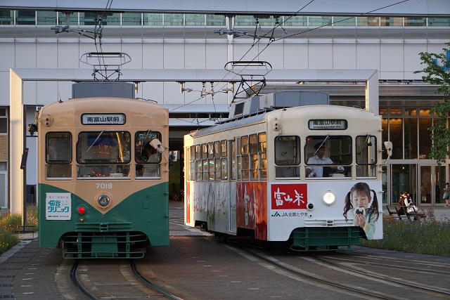 富山市内線 リバイバルカラ－7018 & 新旧 並び5