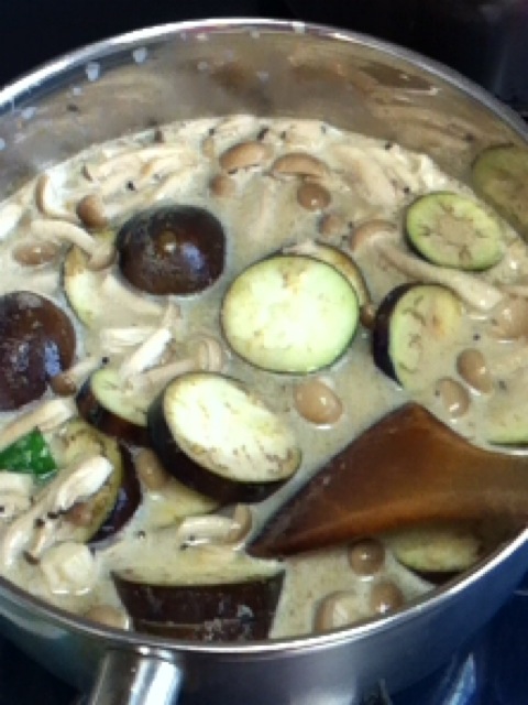 グリーンカレー煮込み中