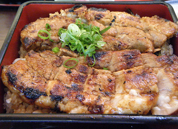 源喜亭の「豚かぎやき重」-2♪