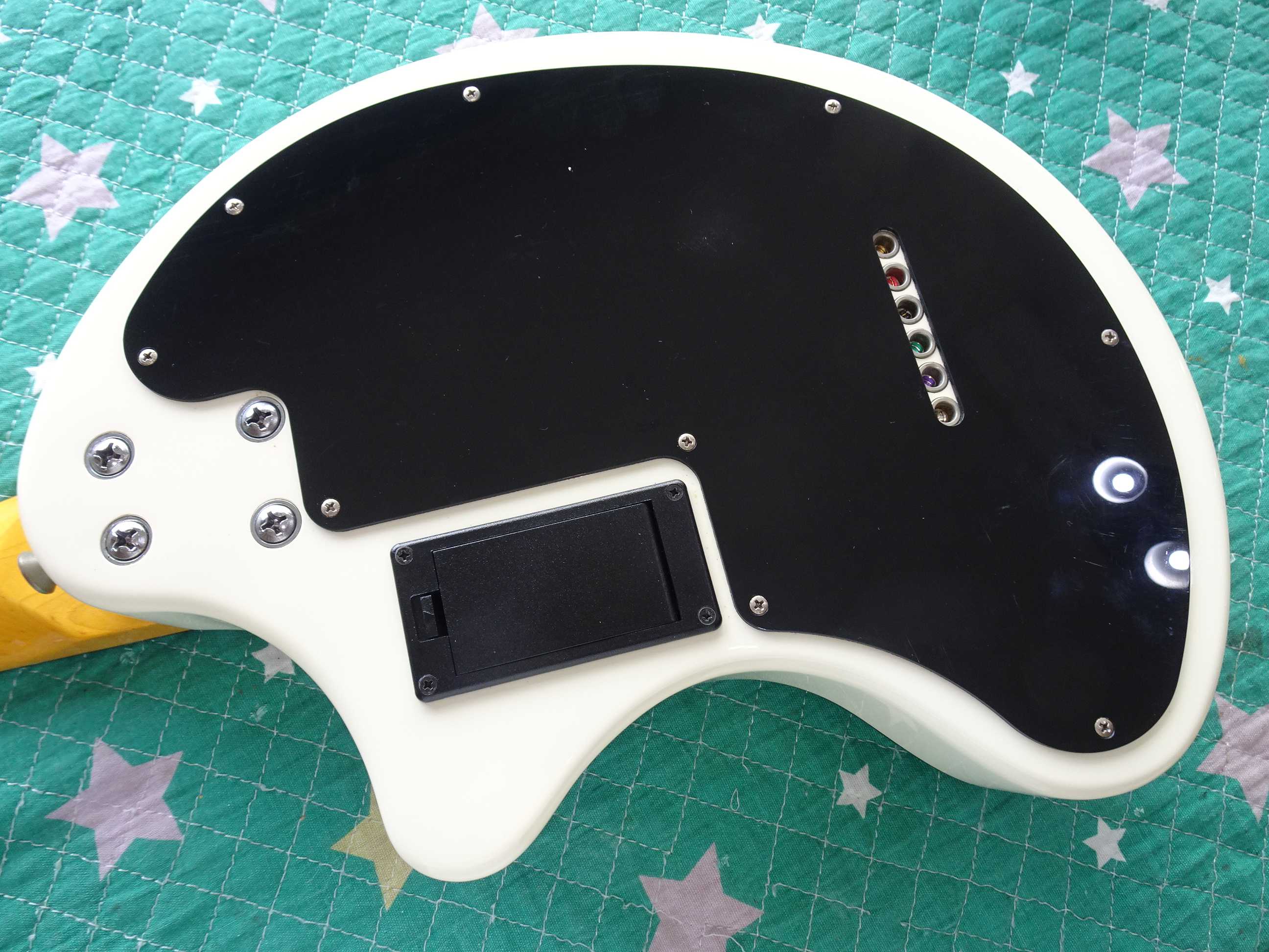 🌸ZO-3 芸達者 ビルトインスピーカー音量不足？ | 青春のギターリペア