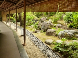 日本庭園の渡り廊下