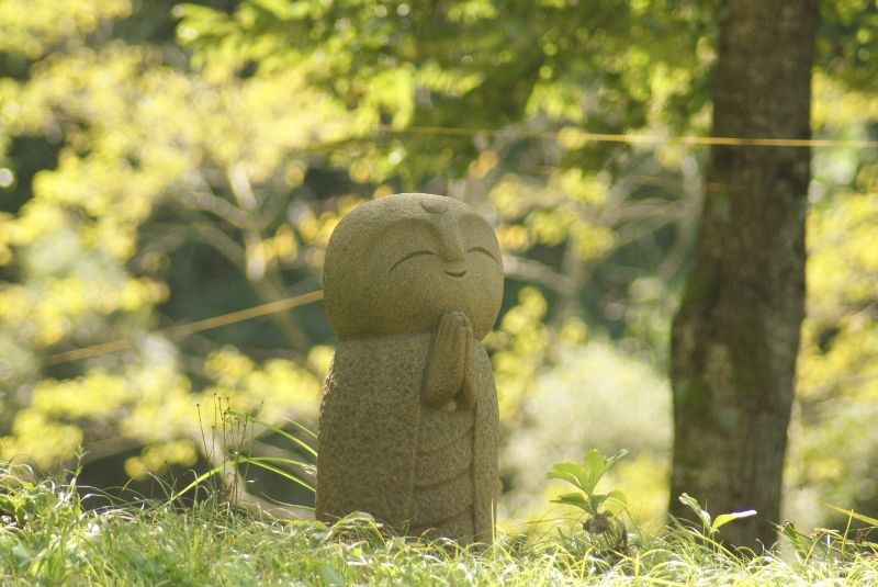 白御影石の抽象彫刻です。設置されたばかりの新作です。 | 川崎町の石