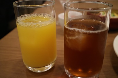 オレンジジュースと烏龍茶.JPG