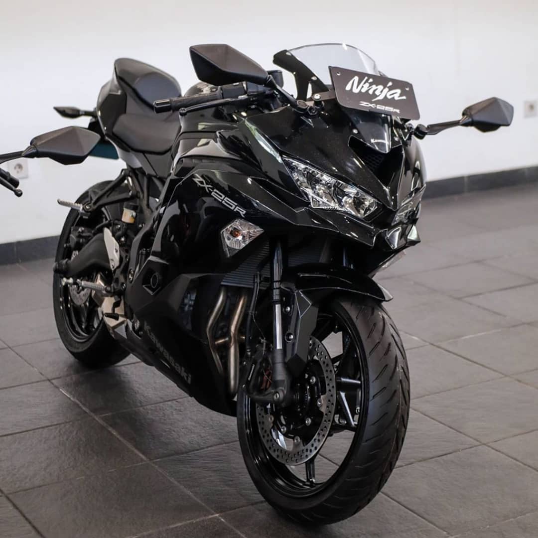 n様ブラック KAWASAKI Ninja ZX-25R メタリックスパークブラック×パール