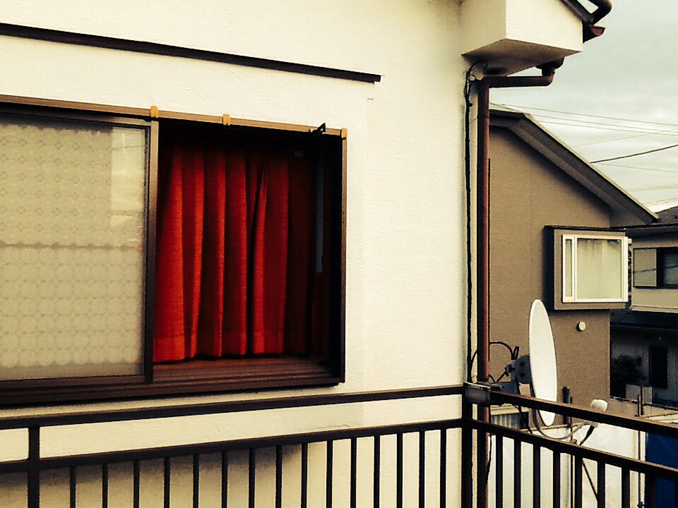 赤いカーテン&窓