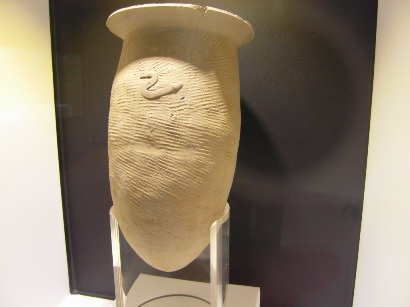 1632蛇の模様がある土器.JPG