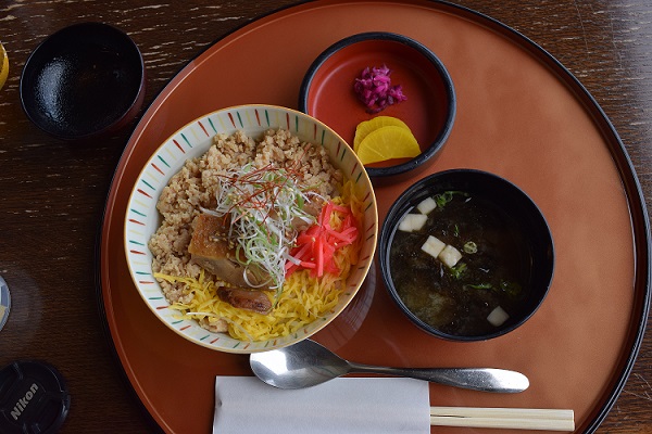 三色鶏そぼろ丼