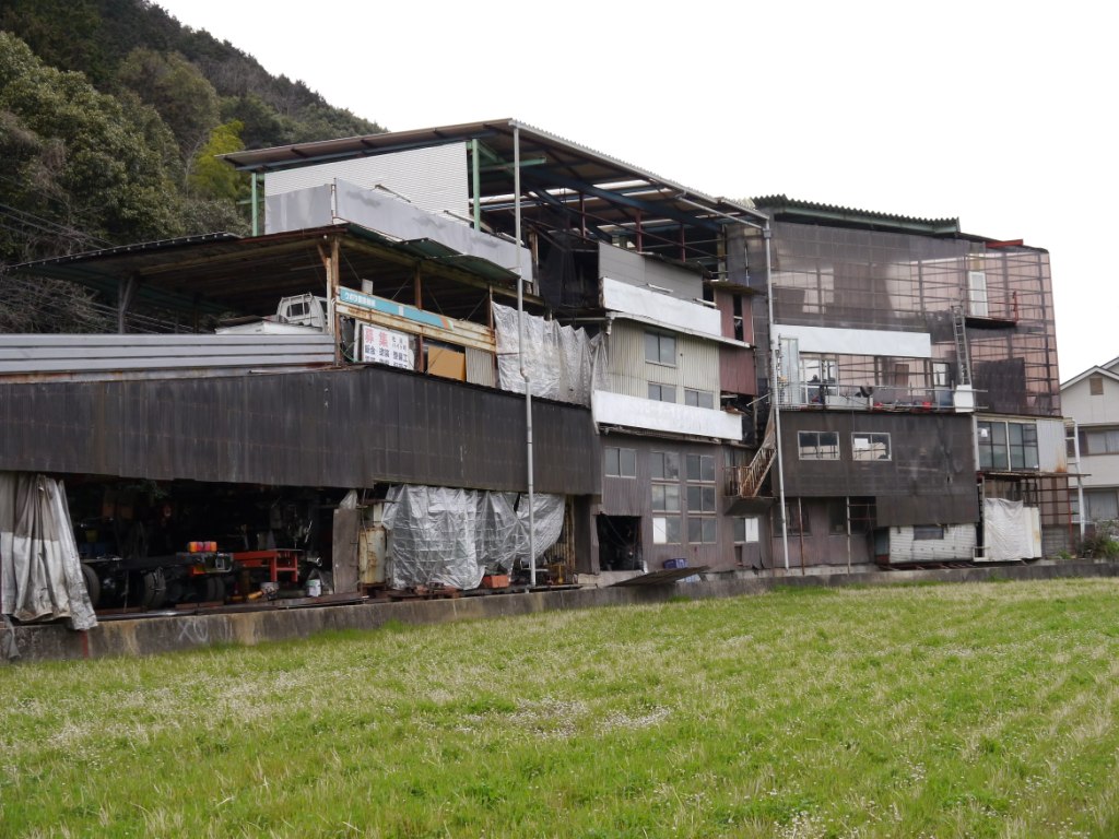 P1060445（危険な建物）.jpg