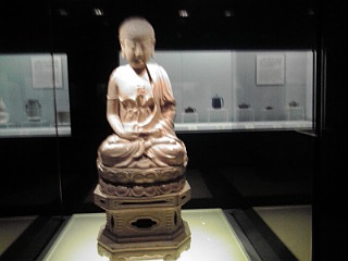 博物館内の仏像
