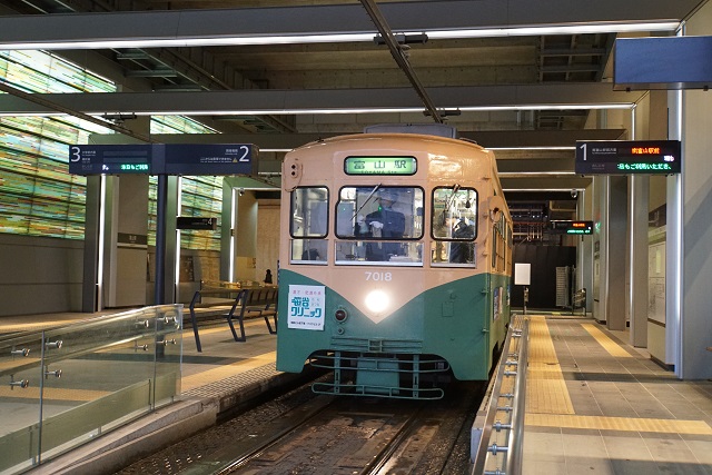 雨の 富山地鉄 7018リバイバル色2
