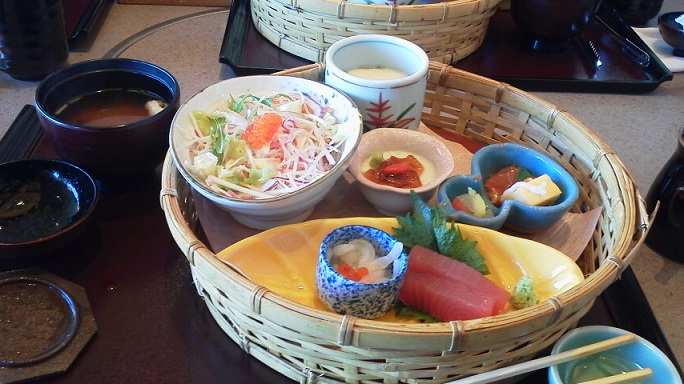 2013.1.25パパと美優とランチ ・茶碗蒸しとみそ汁蓋開ける(２).jpg