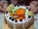 ９歳のバースディケーキを目の前に