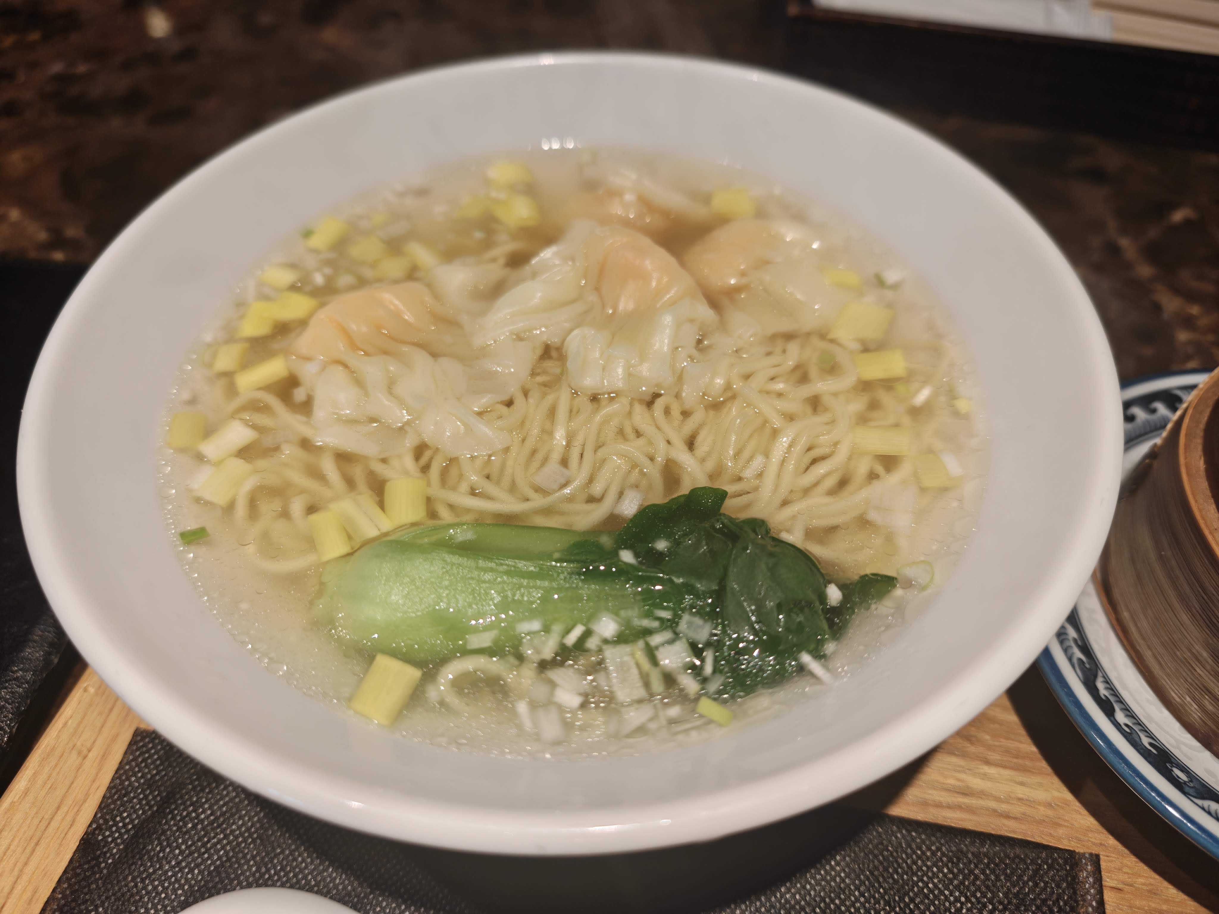 中華バル サワダ 虎ノ門ヒルズ　ひとりランチ　香港海老雲呑麺