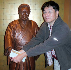 銅像とがっちり