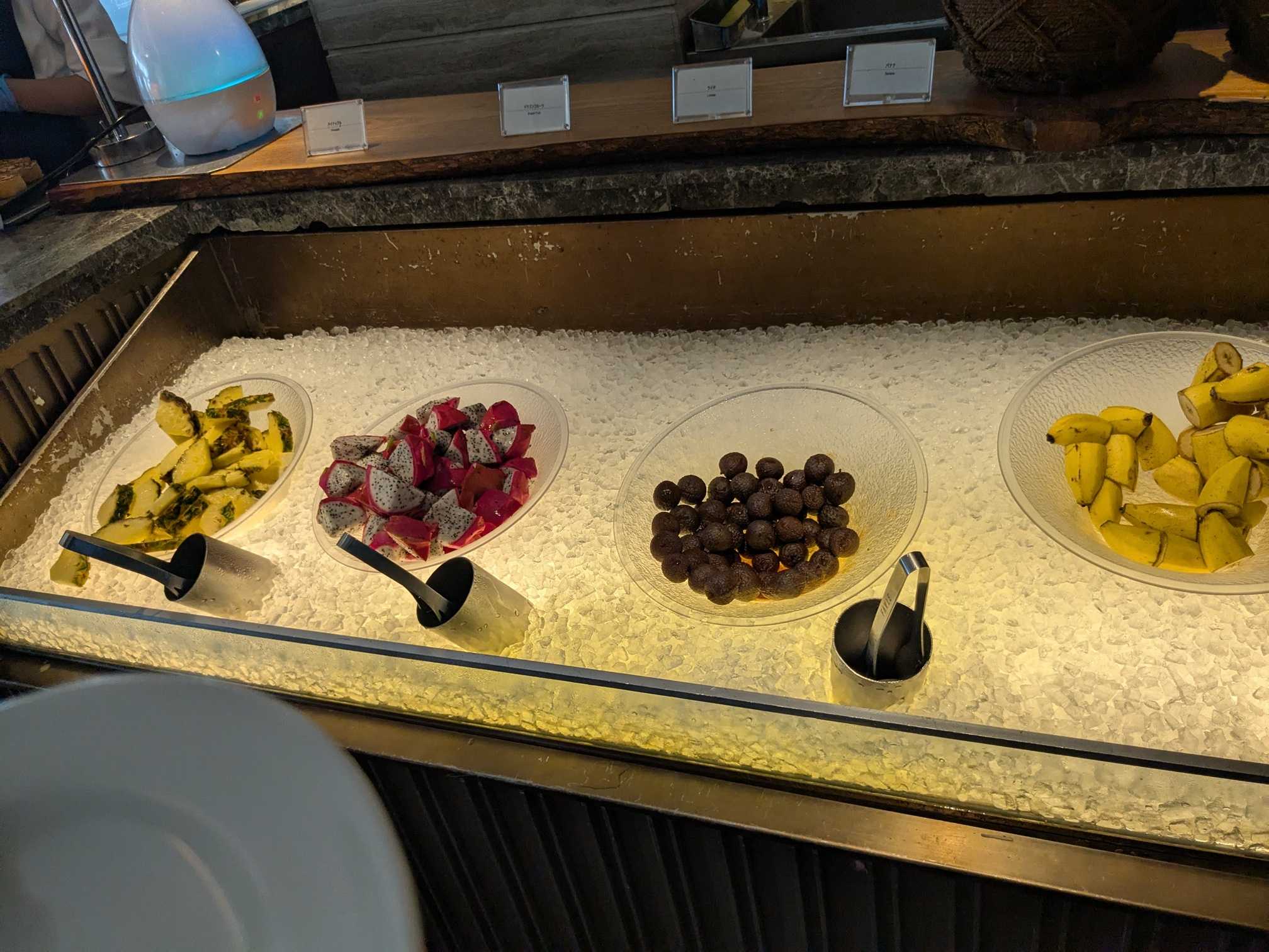 フサキビーチリゾートホテル＆ヴィラズISHIGAKI BOLD KITCHEN　朝食ビュッフェ メニュー　デザート パイナップル、ライチ、ドラゴンフルーツ、バナナ　果物類