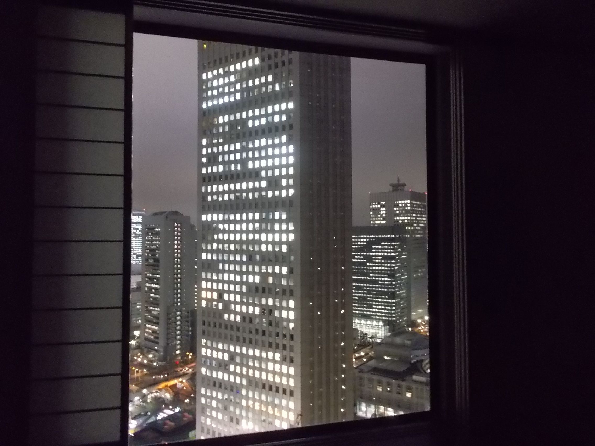 ヒルトン東京 38階 最上階 トップフロアー 37号室からの西新宿の夜景 19 12 19 ラスベガス ロサンゼルスの旅 楽天ブログ