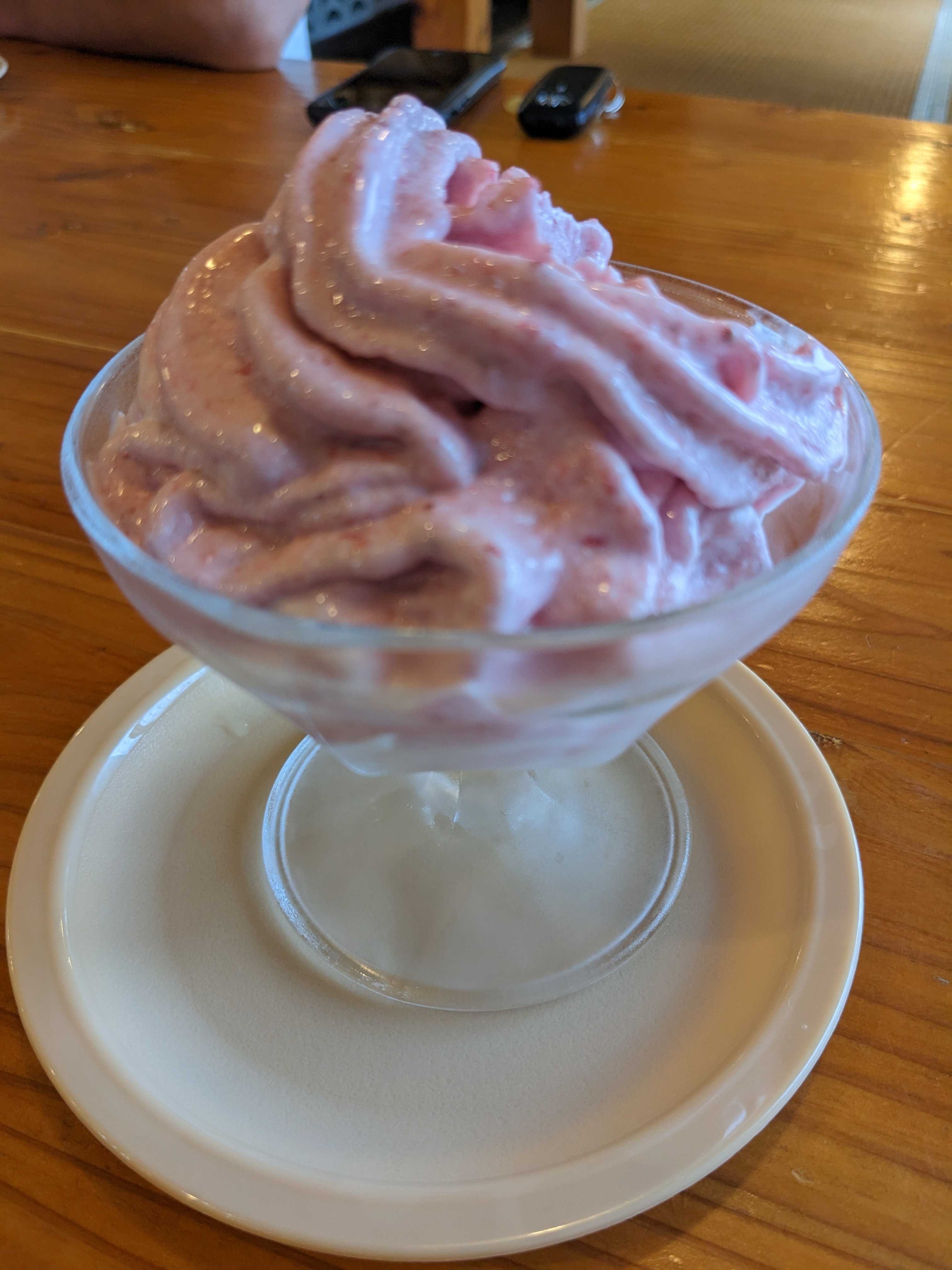 うるま市カフェTODAYS SOFT SERVE　苺のソフトクリーム
