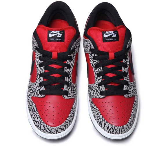 Supreme-x-Nike-SB-Dunk-Low-1