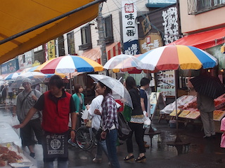 雨の朝市.jpg