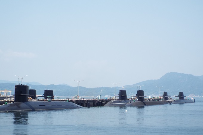 潜水艦が８隻も停泊中。