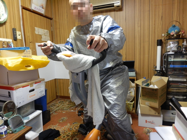 省スペースエアロバイクで運動中!