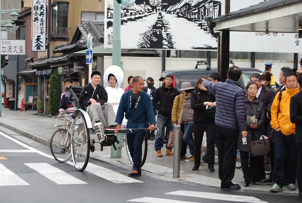 DSC_0572結婚式が終わり人力車に乗って八幡宮へ.jpg