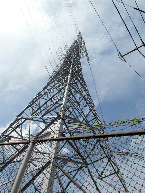 変電所の鉄塔
