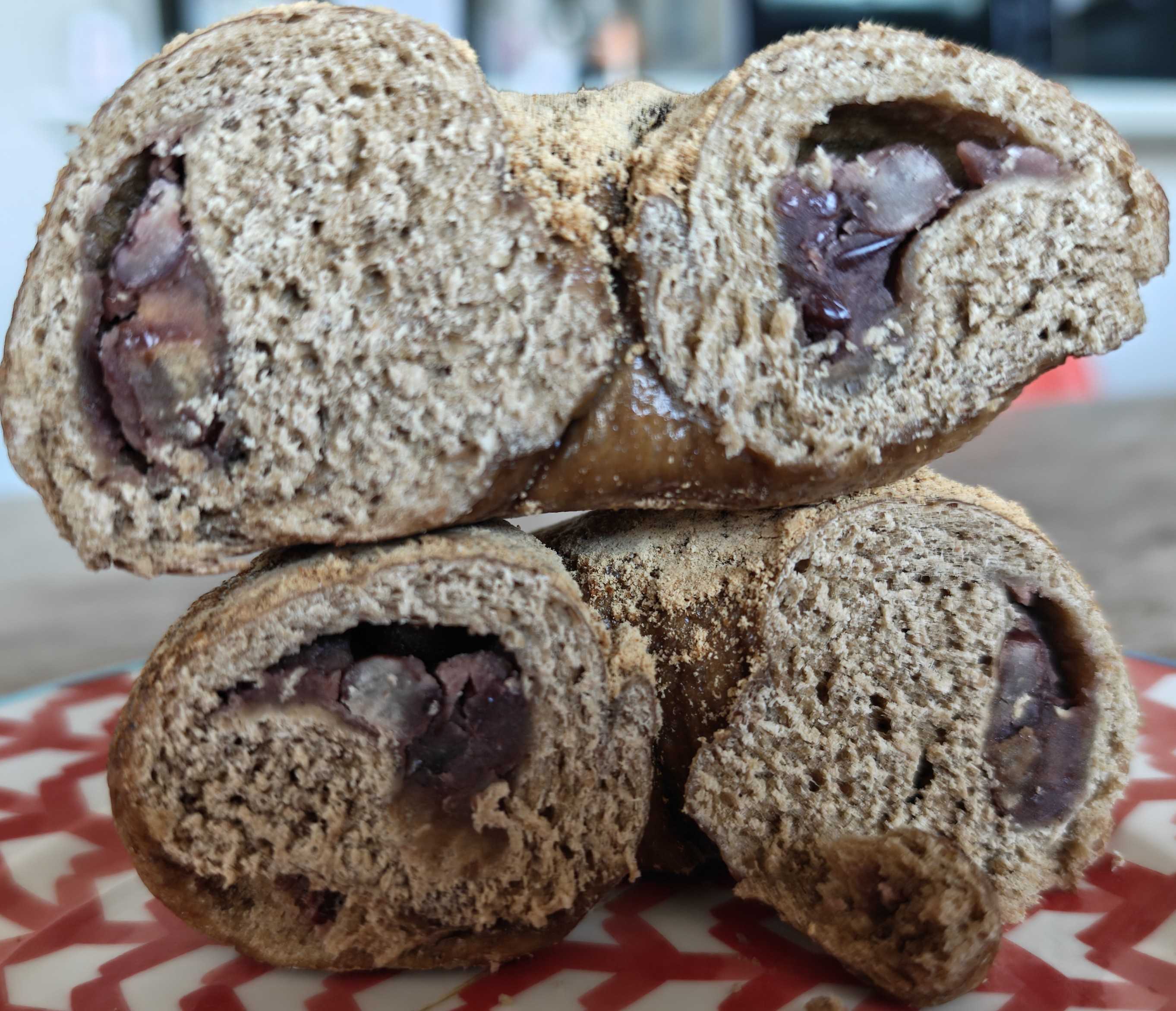 参宮橋駅　Gris bagel(グリズベーグル)　黒糖あん金時豆ベーグルの断面