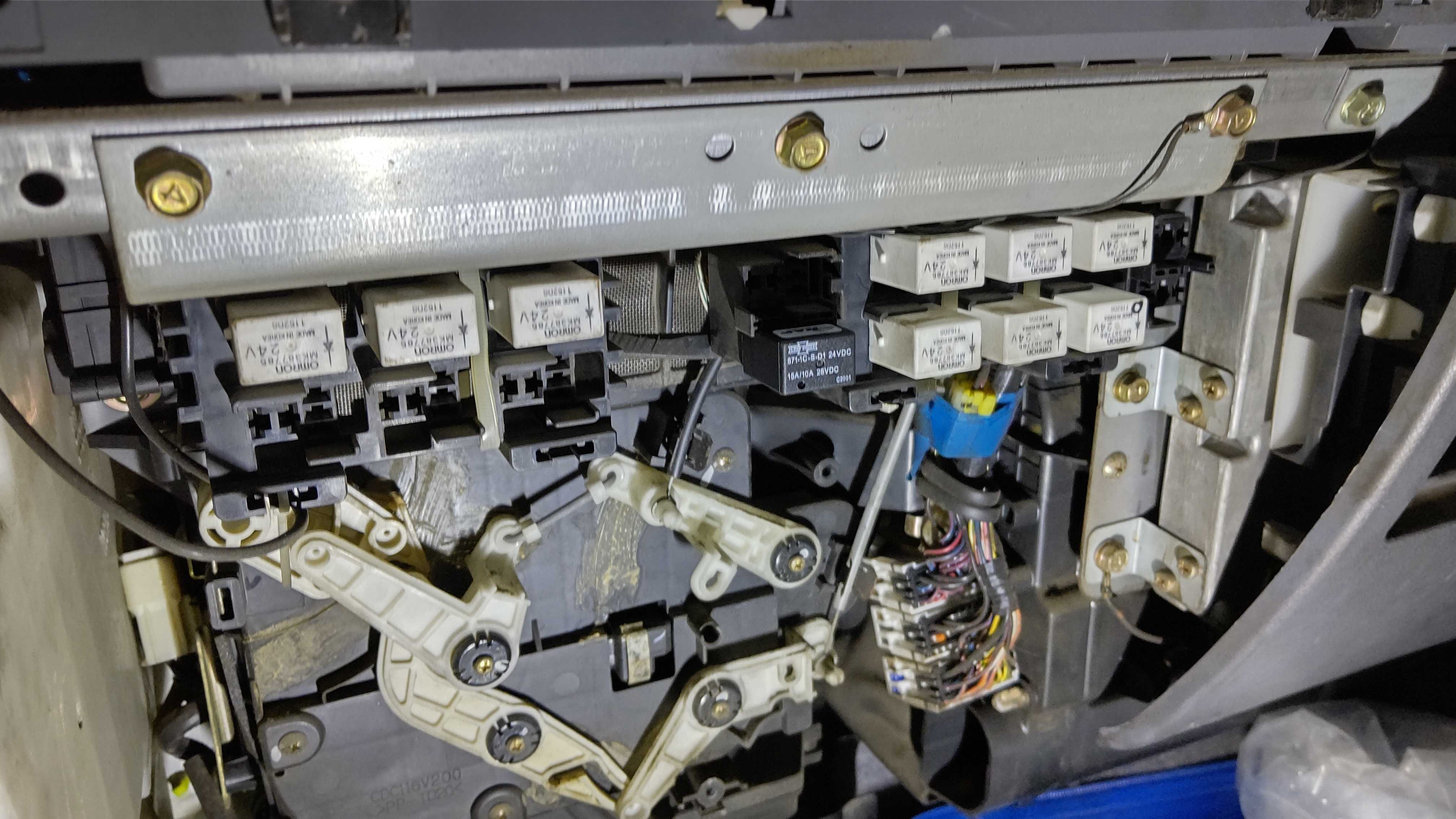 キャンター ストップランプが消えない ストップランプリレー交換 大川市 大木町 柳川市 佐賀市 外車修理 有限会社岩元自動車 整備事例