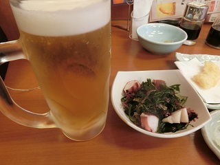 生ビールと海藻サラダ.jpg