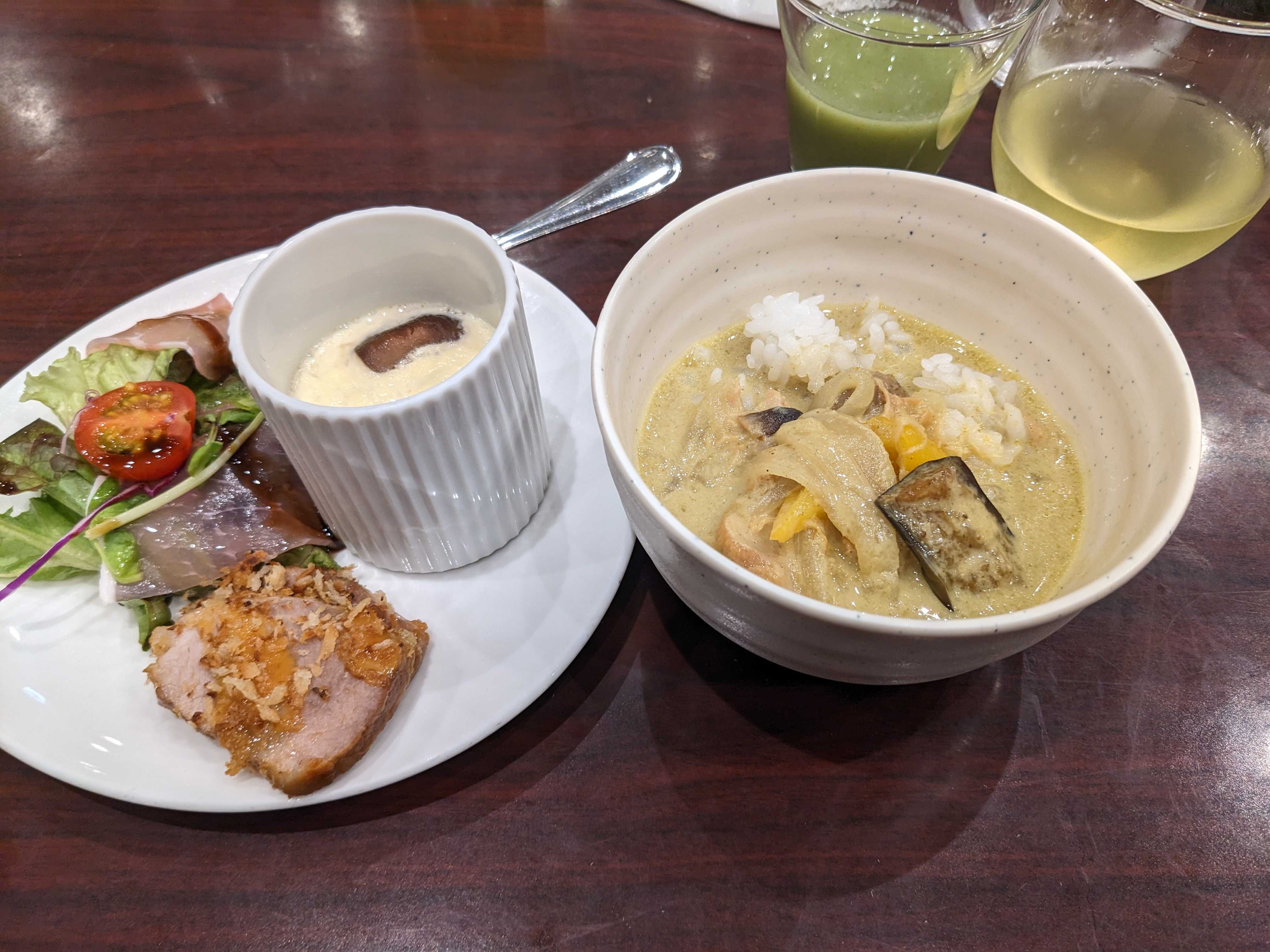 オクマプライベートビーチ＆リゾートのサーフサイドカフェの夕食ビュッフェ