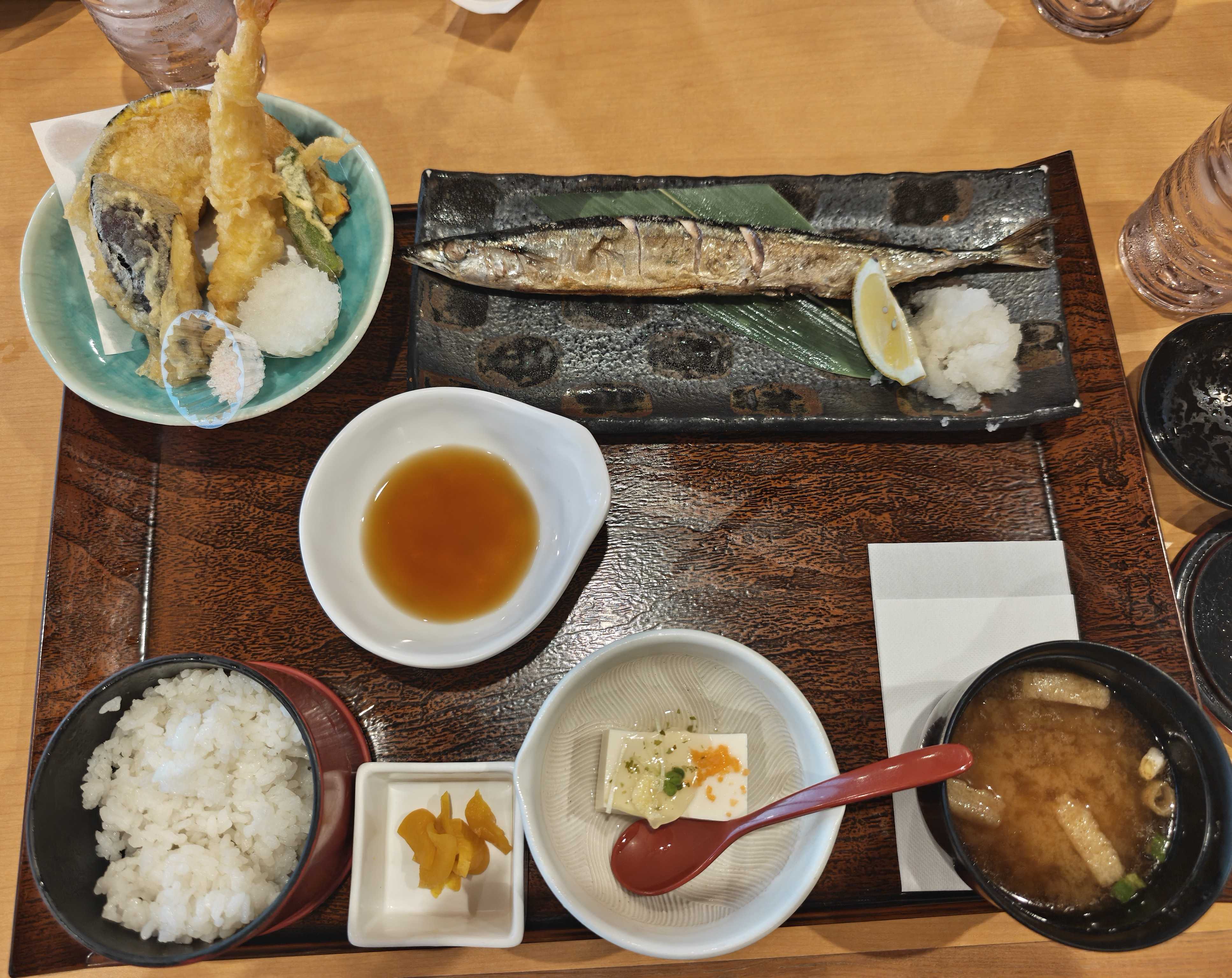JFA夢フィールド 幕張温泉 湯楽の里 レストラン　夕食　さんま塩焼き 天ぷら定食
